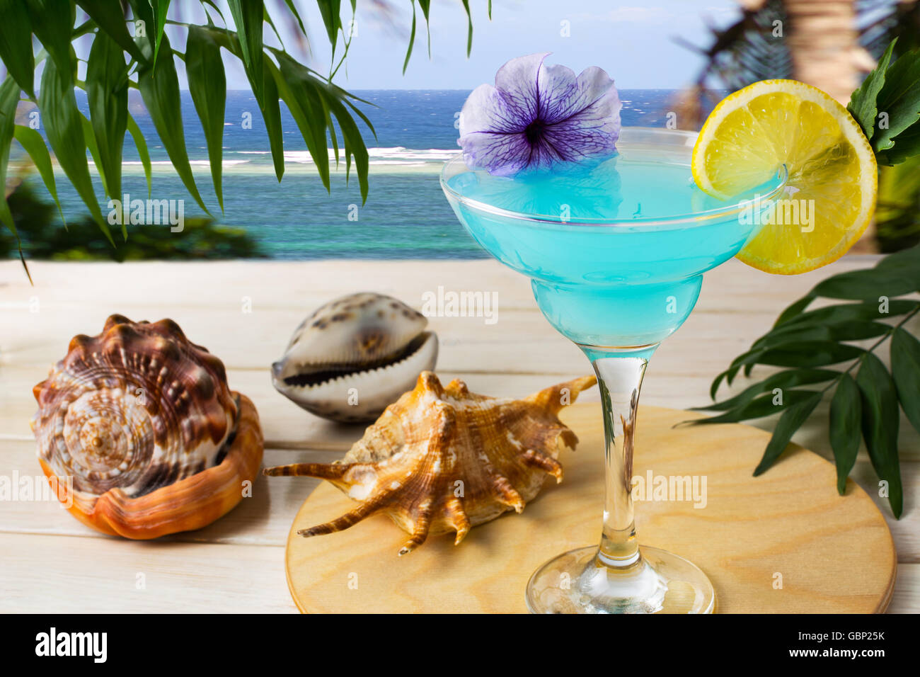 Blue Hawaiian cocktail sur le fond des mers tropicales. Bleu glacé cocktail cosmopolite. Cocktail Blue Lagoon. Blue marguerite. Banque D'Images