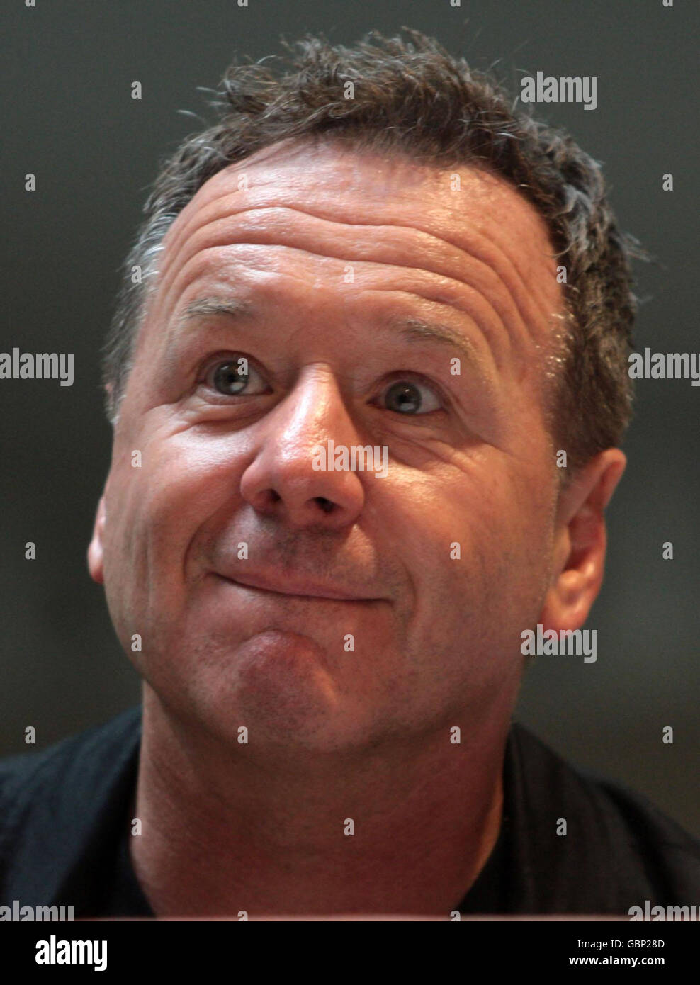 Jim Kerr de simple Minds lors d'une session de signature, pour célébrer la sortie de leur nouvel album Graffiti Soul à HMV, Glasgow. Banque D'Images