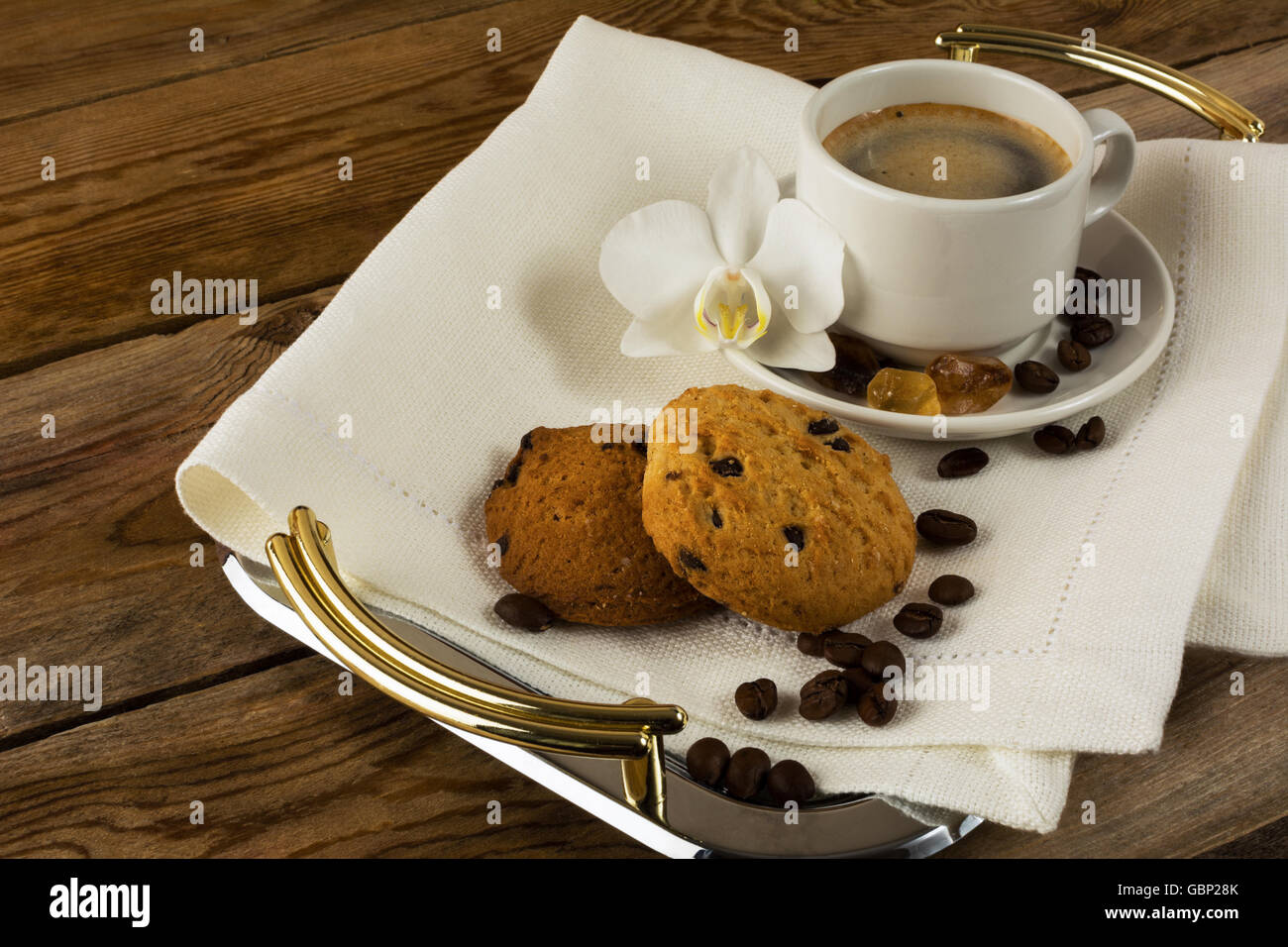 Tasse à café romantique servi avec orchidée blanche. La tasse de café du matin. Tasse de café fort sur le plateau de service Banque D'Images