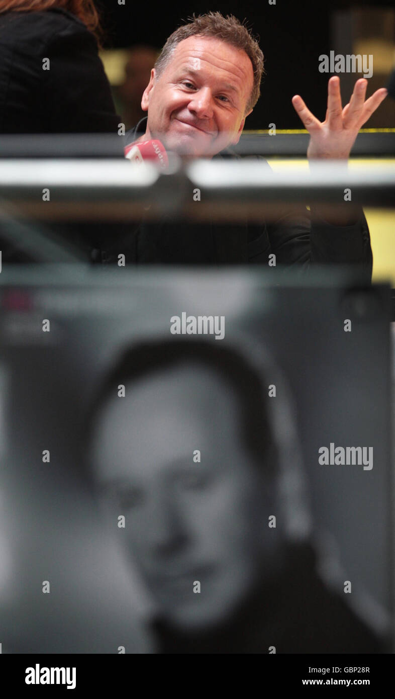 Jim Kerr de simple Minds lors d'une session de signature, pour célébrer la sortie de leur nouvel album Graffiti Soul à HMV, Glasgow. Banque D'Images