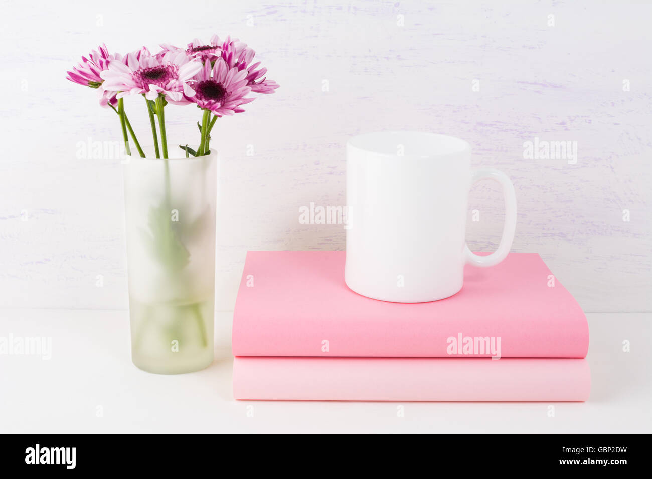 Maquette tasse à café avec daisy lilas. Tasse de café blanc immersive. Vide Vide mug immersive avec place pour concevoir ou texte Banque D'Images