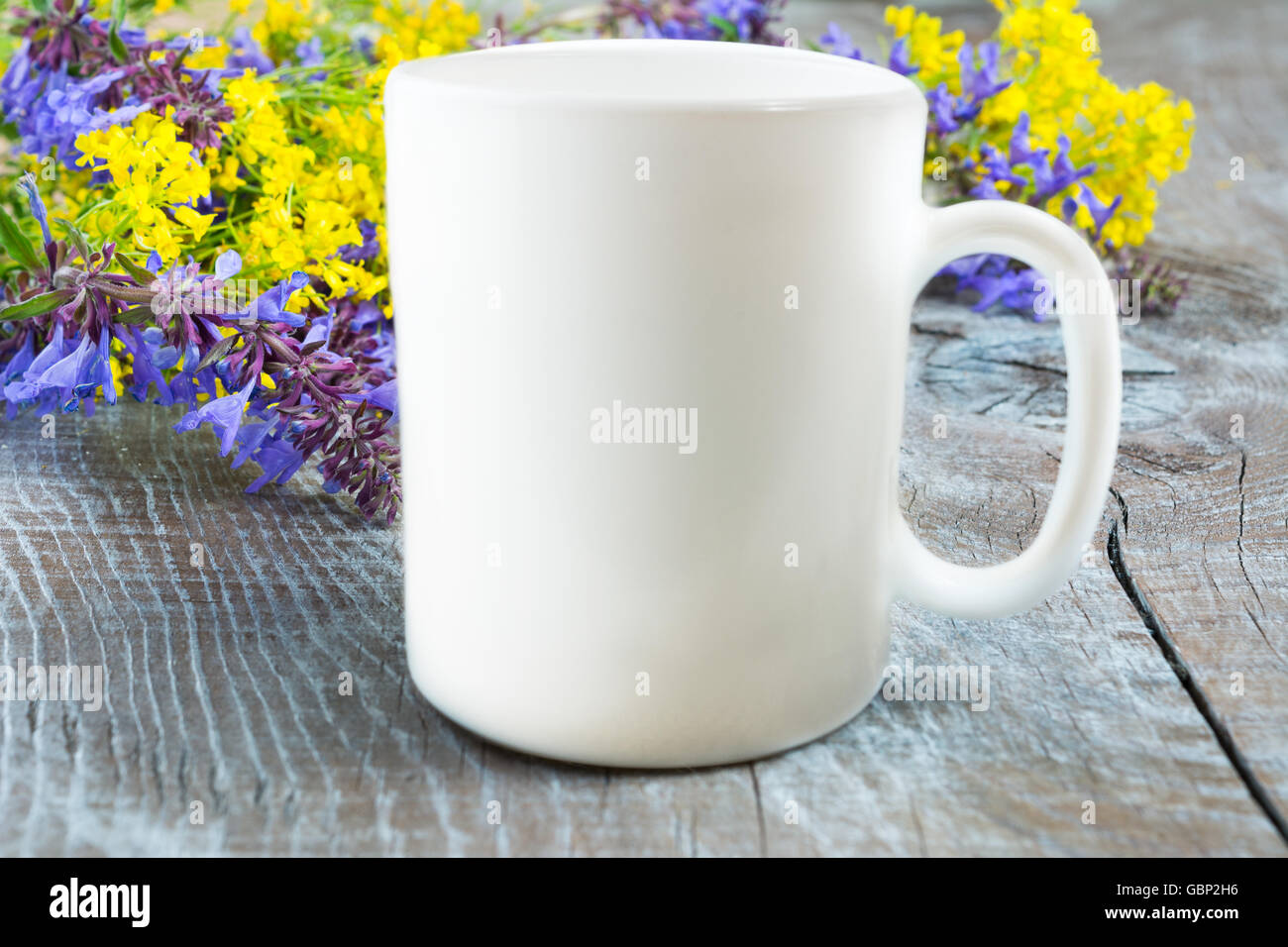 Tasse à café blanc immersive avec lilas et fleurs jaunes. Mug vide immersive avec place pour la conception ou du texte. Tasse de café blanc immersive. Banque D'Images