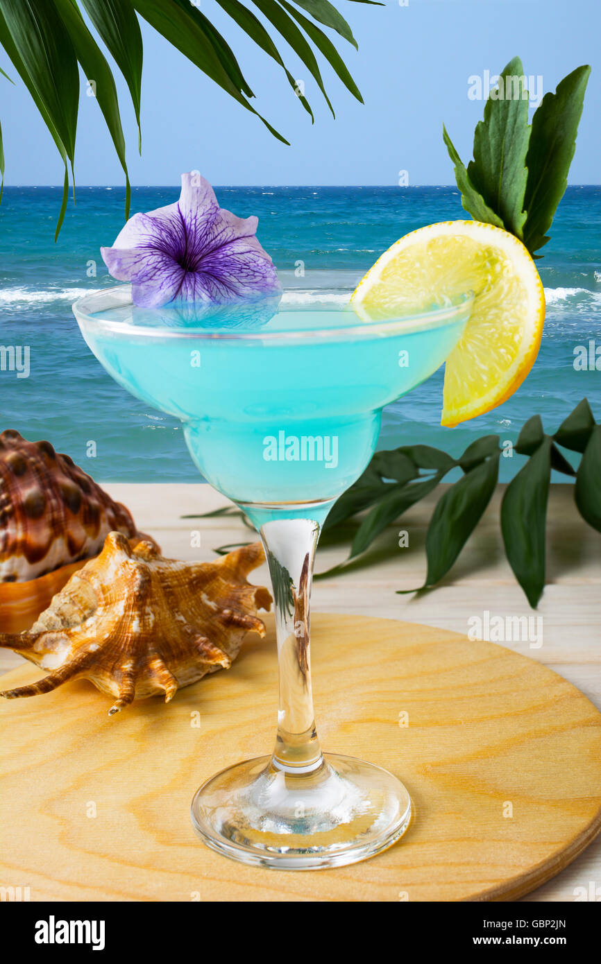 Blue Hawaiian cocktail sur la plage tropicale. Bleu glacé cocktail cosmopolite. Margarita Blue Lagoon cocktail martini. Être d'été Banque D'Images