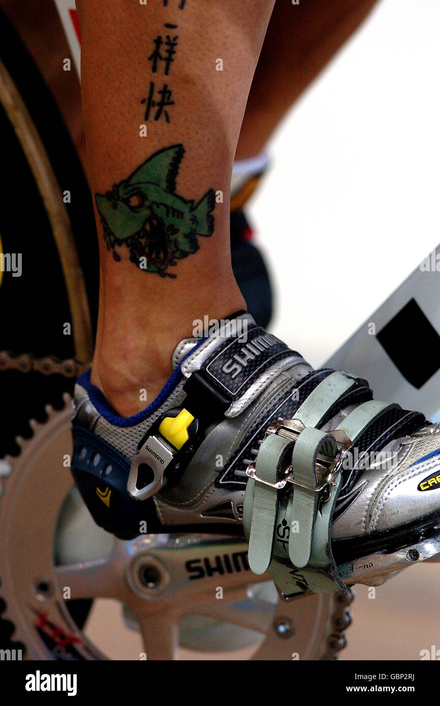 Cyclisme - Jeux Olympiques d'Athènes 2004 - Sprint hommes - quart de finale. Un tatouage sur la cheville de Ross Edgar en Grande-Bretagne Banque D'Images