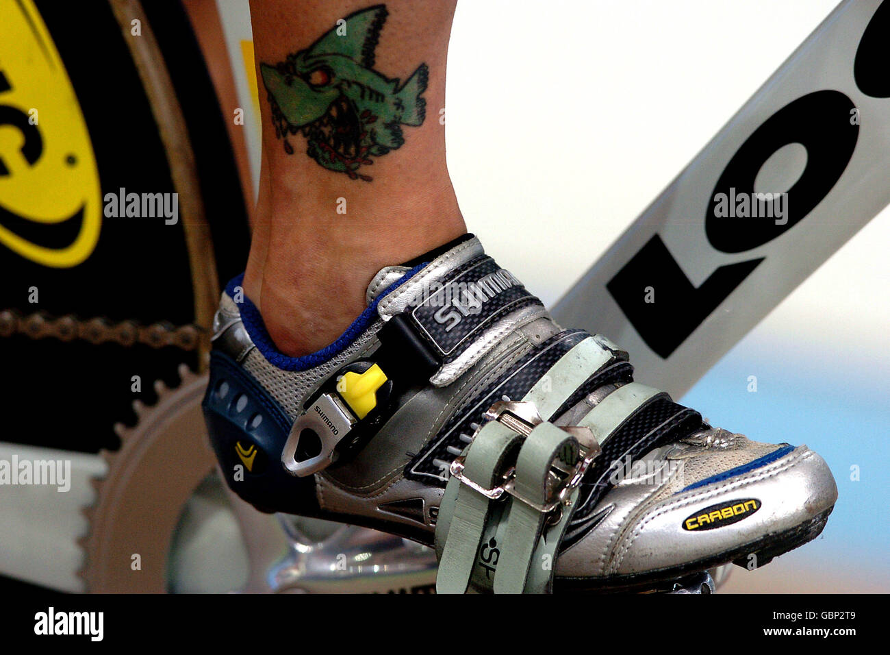 Cyclisme - Jeux Olympiques d'Athènes 2004 - Sprint hommes - quart de finale. Un tatouage sur la cheville de Ross Edgar en Grande-Bretagne Banque D'Images