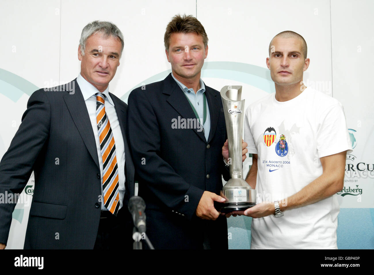 Football - UEFA Super Cup - FC Porto / Valence.Ruben Baraja de Valence est présenté avec son trophée Homme du match Banque D'Images