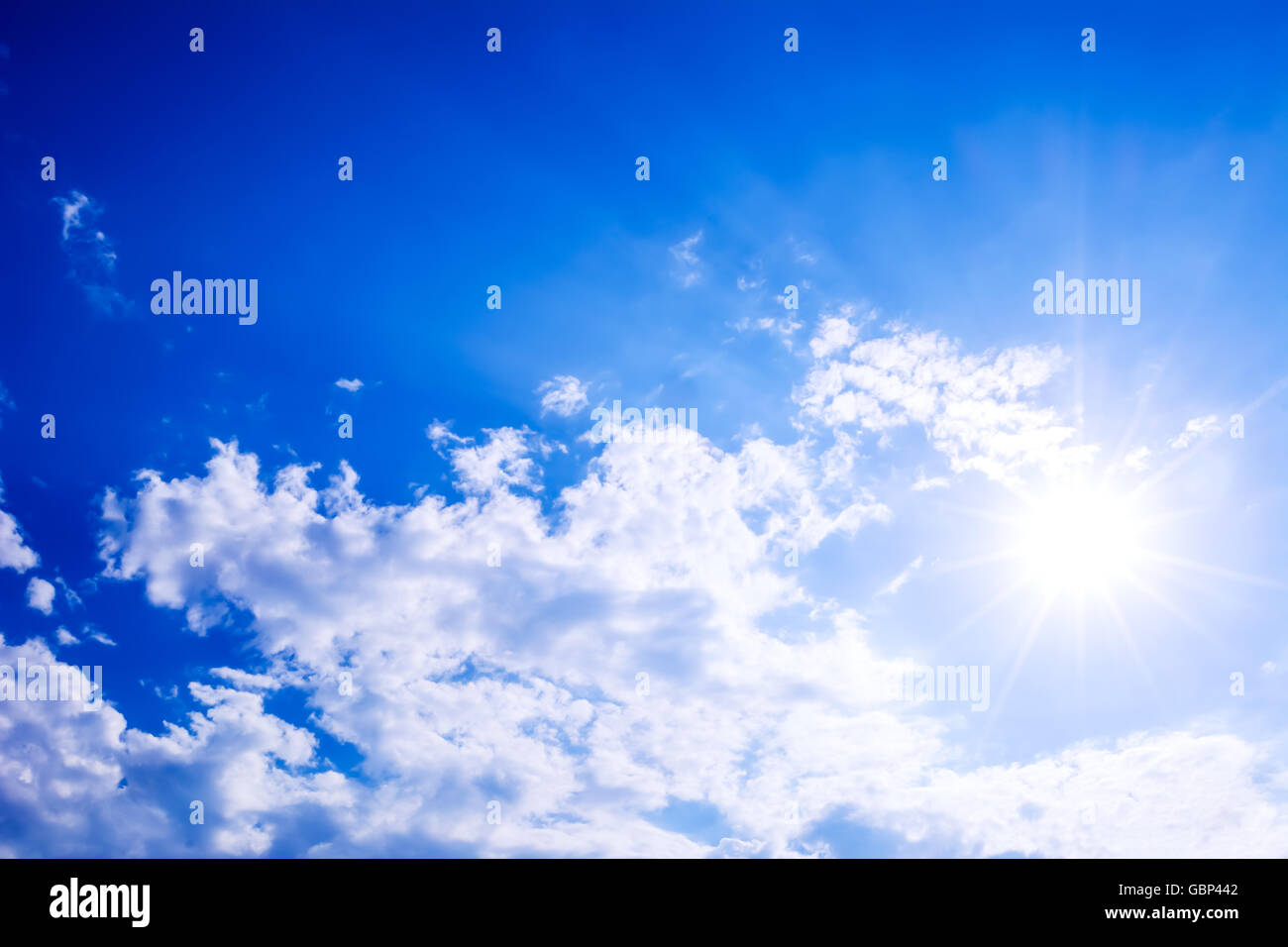 Un ciel bleu clair avec des nuages et des rayons de soleil. Beau fond de ciel bleu nuageux Banque D'Images