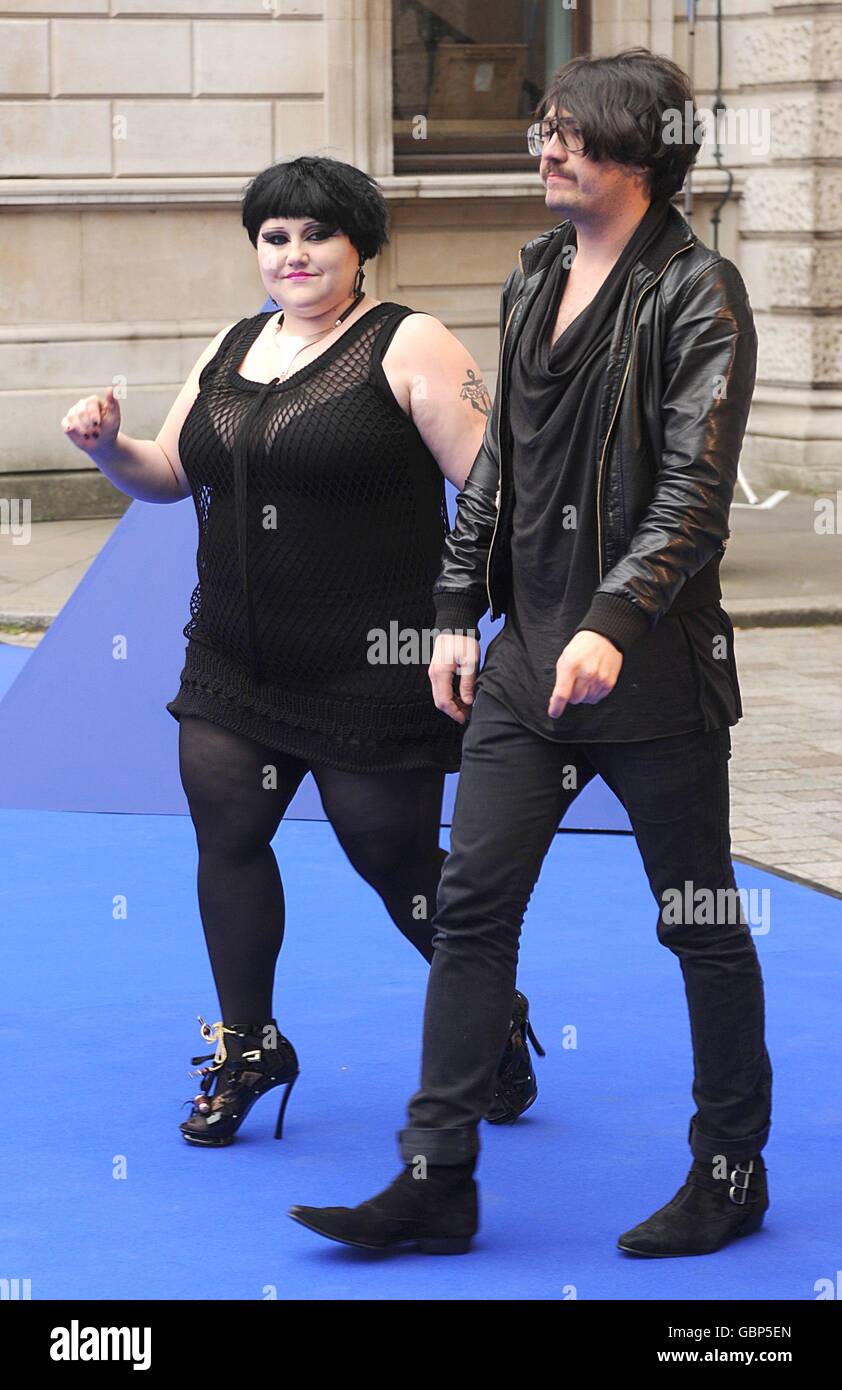 Beth Ditto et Brace Payne des potins arrivent à la Royal Academy of Arts Summer Exhibition Preview Party 2009 à la Royal Academy of Arts, Burlington House à Piccadilly, dans le centre de Londres. Banque D'Images