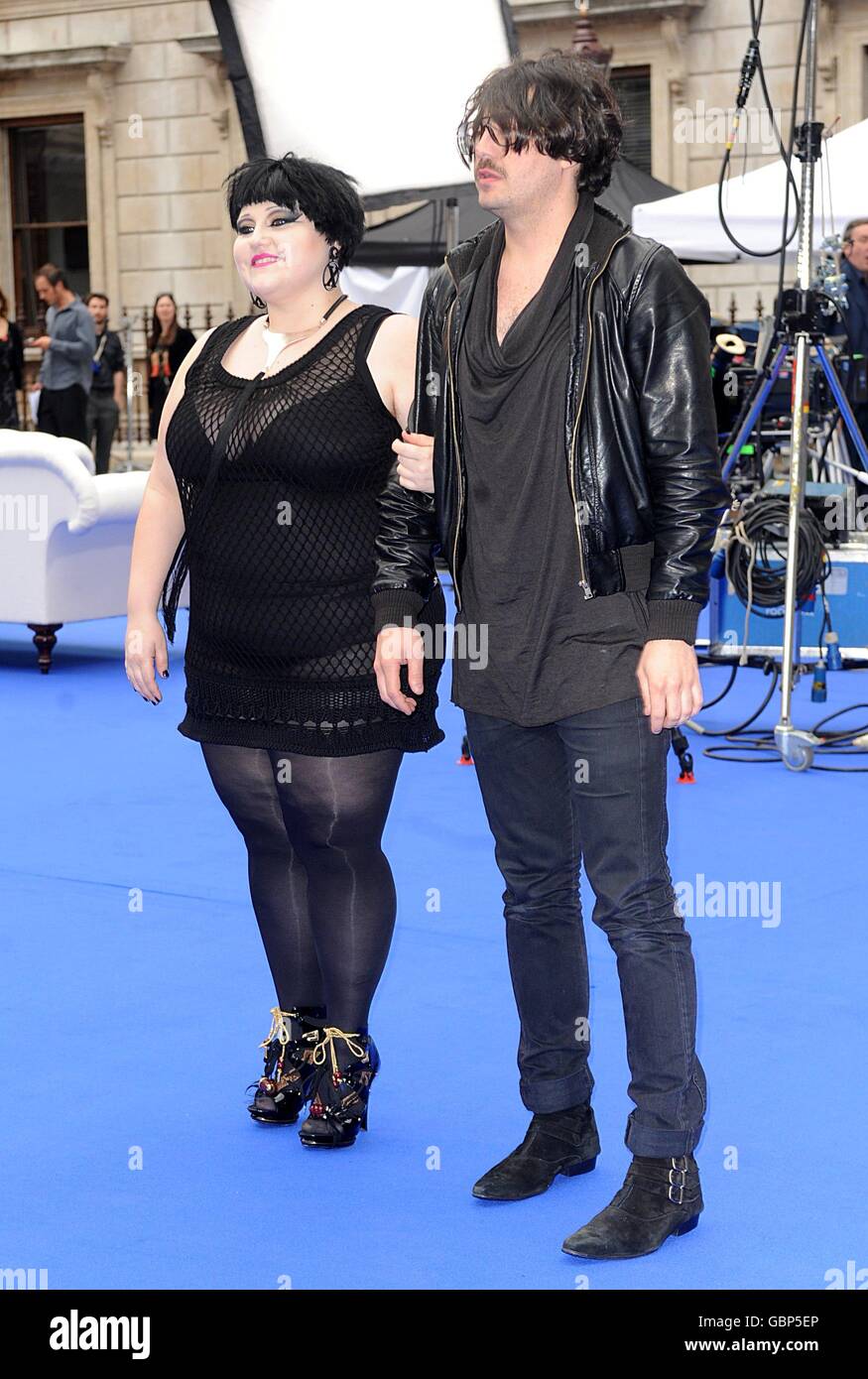Beth Ditto et Brace Payne des potins arrivent à la Royal Academy of Arts Summer Exhibition Preview Party 2009 à la Royal Academy of Arts, Burlington House à Piccadilly, dans le centre de Londres. Banque D'Images