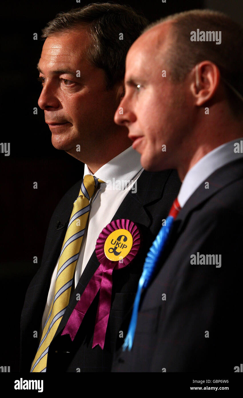 Le leader du Parti pour l'indépendance du Royaume-Uni (UKIP), Nigel Farage, député européen (à gauche), et le député conservateur Daniel Hannan, s'expriment auprès des équipes de télévision après leur élection en tant que députés européens aux résultats de l'élection parlementaire européenne dans le sud-est, au stade Saint Mary's, à Southampton. Banque D'Images