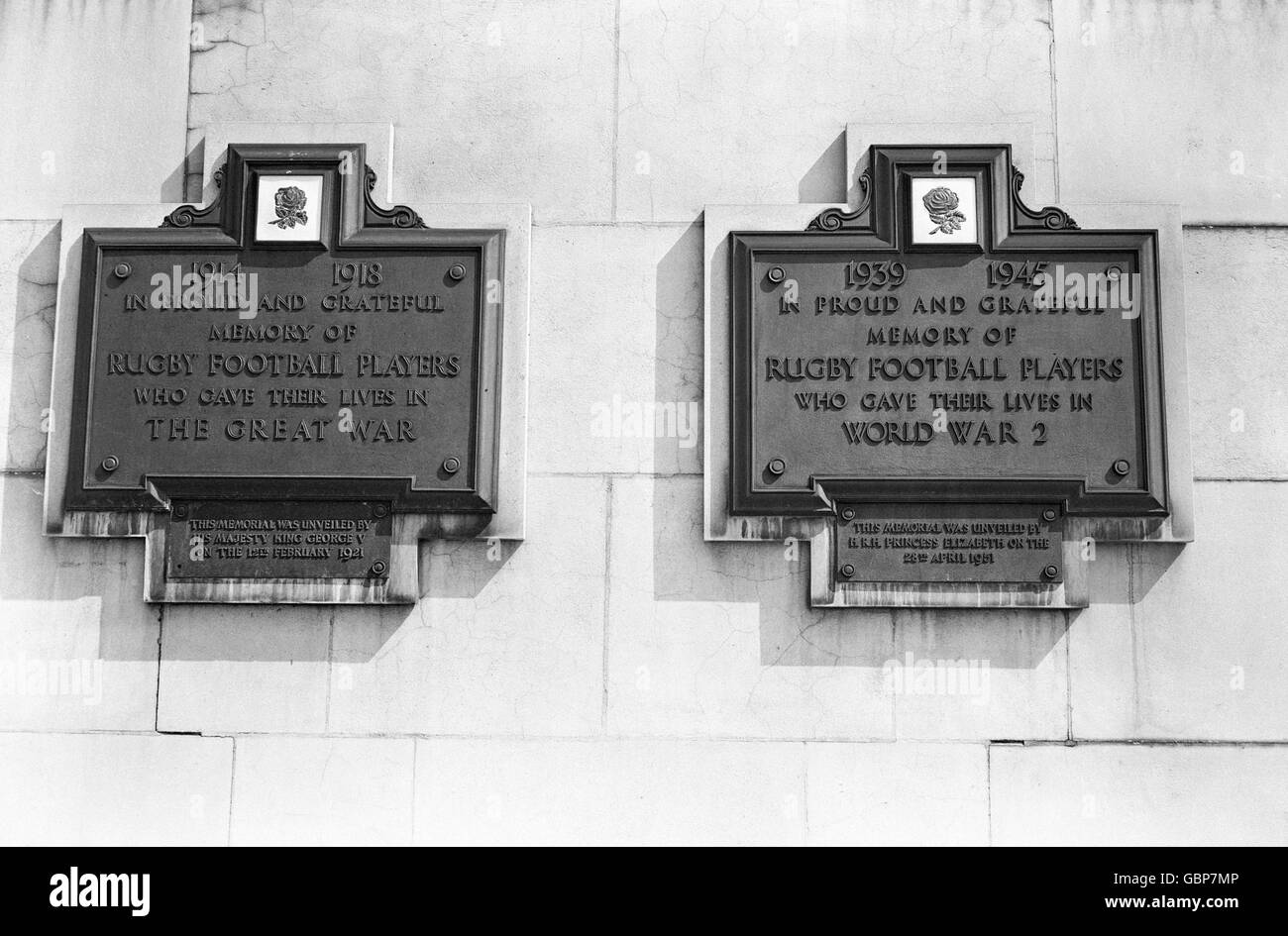 Plaques commémoratives sur le West Stand de Twickenham pour les joueurs de rugby qui sont morts dans les combats de la première et de la deuxième Guerre mondiale. Banque D'Images