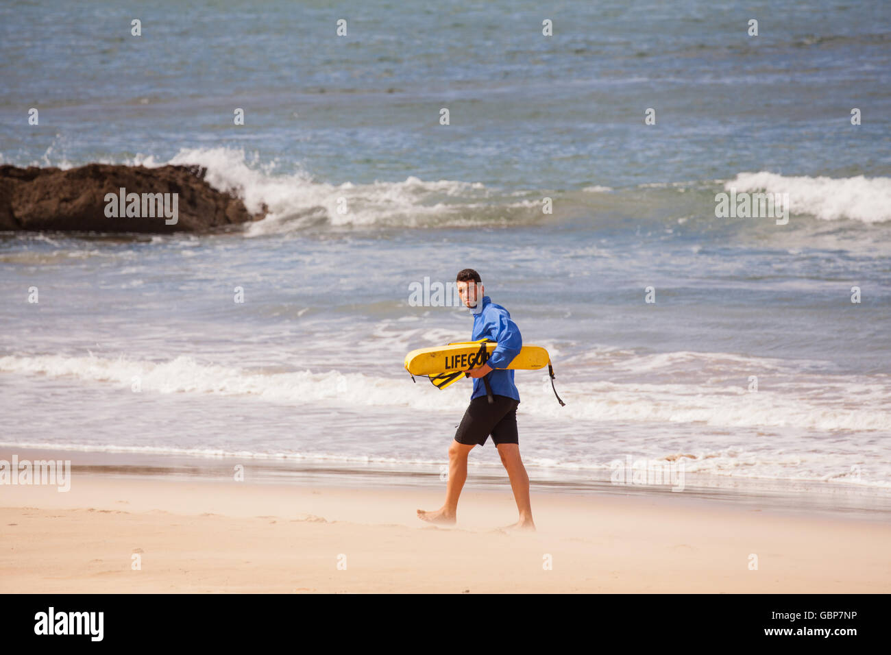 Lifeguard à patrouiller la plage de Comillas le nord de l'Espagne. Banque D'Images