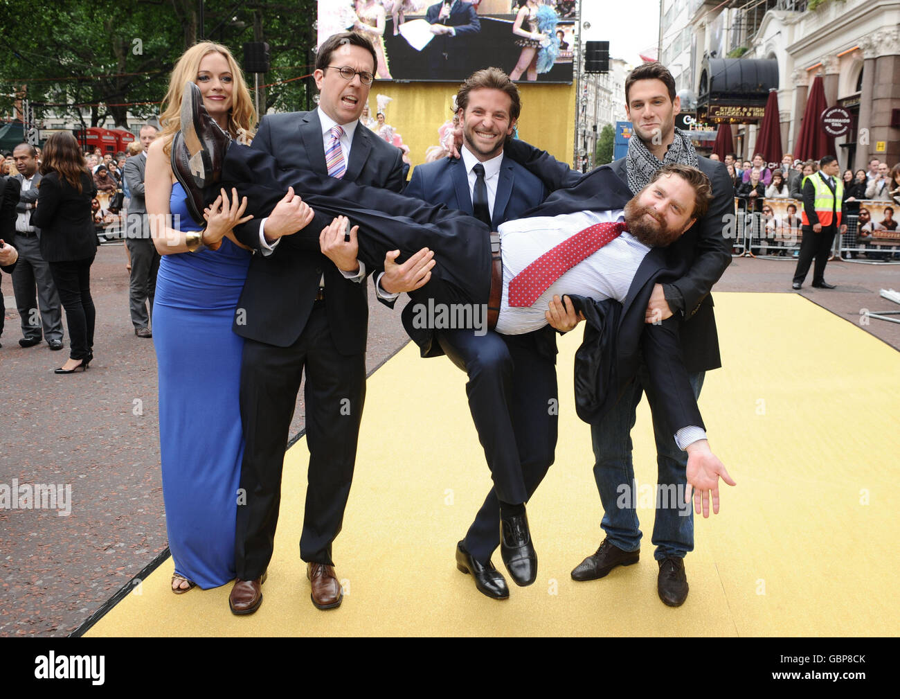 (De gauche à droite) Heather Graham, Ed Helms, Bradley Cooper et Justin Bartha tiennent Zach Galifianakis à la première du nouveau film The Hangover au vue West End à Londres. Banque D'Images