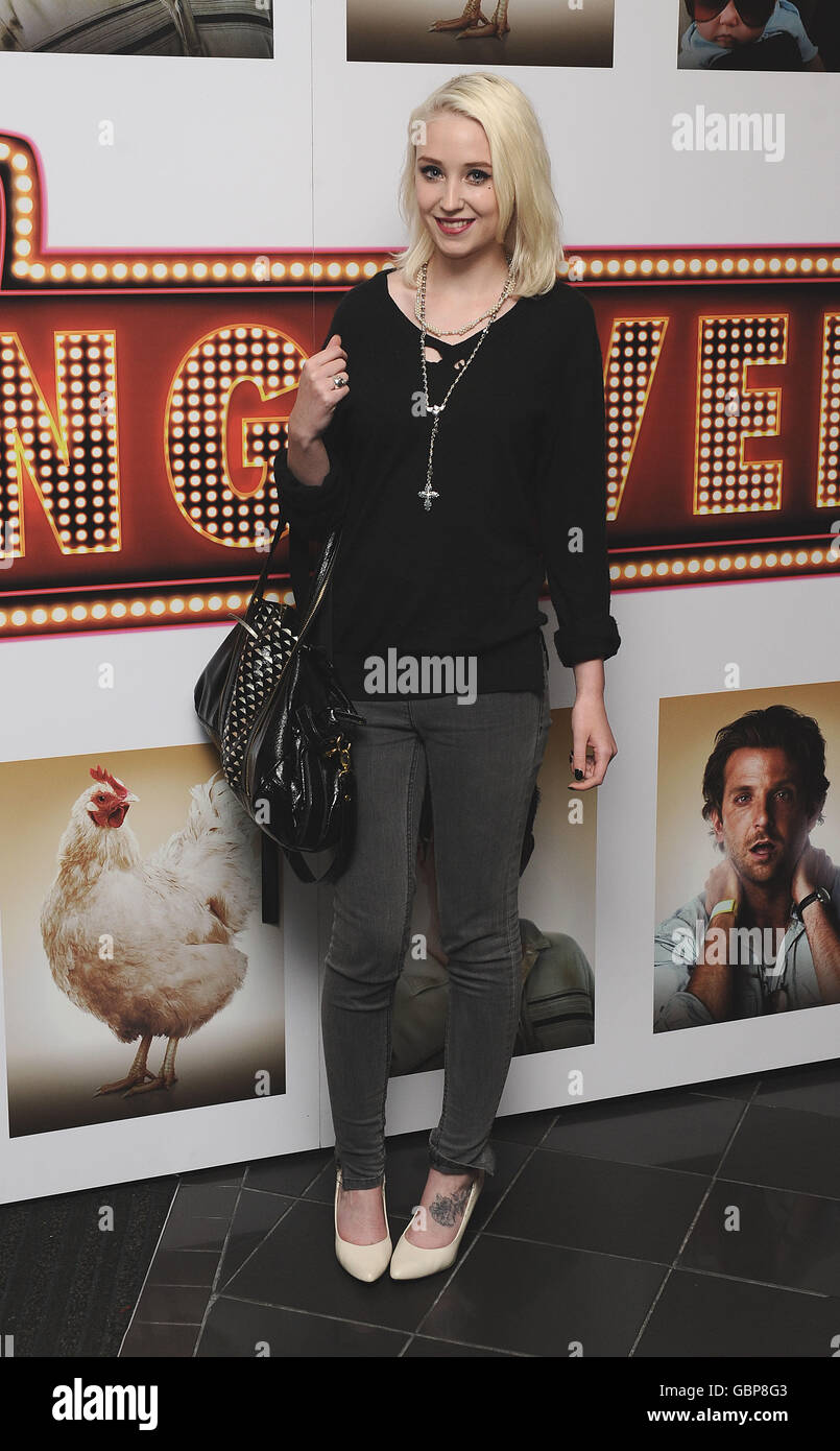 Lily Loveless arrive à la première du nouveau film The Hangover au vue West End à Londres. Banque D'Images