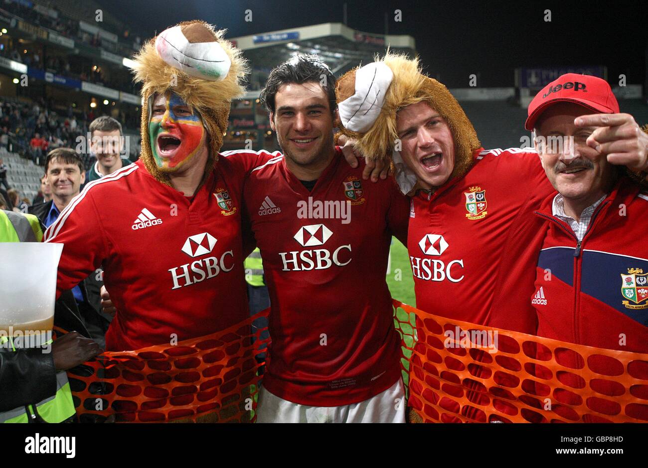 Mike Phillips (au centre) des Lions britanniques et irlandais célèbre la victoire avec les fans, après le coup de sifflet final. Banque D'Images