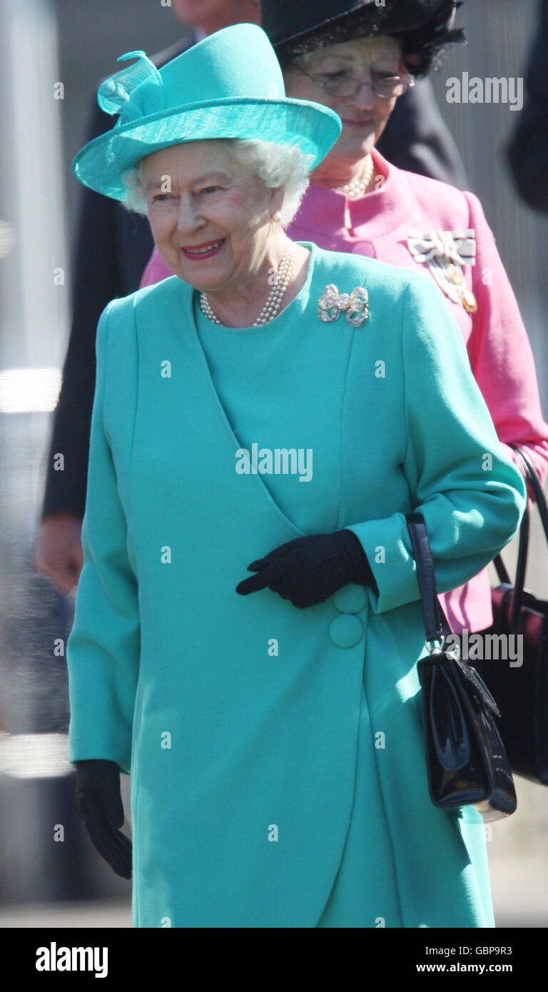 La reine Elizabeth II arrive à la gare de Weymouth, Dorset. La Reine visitera le lieu de voile pour les Jeux Olympiques de Londres 2012. Banque D'Images