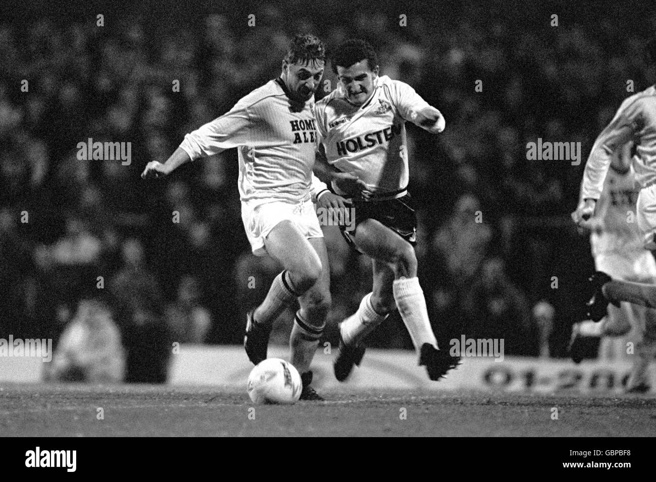 Geoff Pike (l), du comté de Notts, tient le défi de Tottenham Hotspur's Vinny Samways (r) Banque D'Images