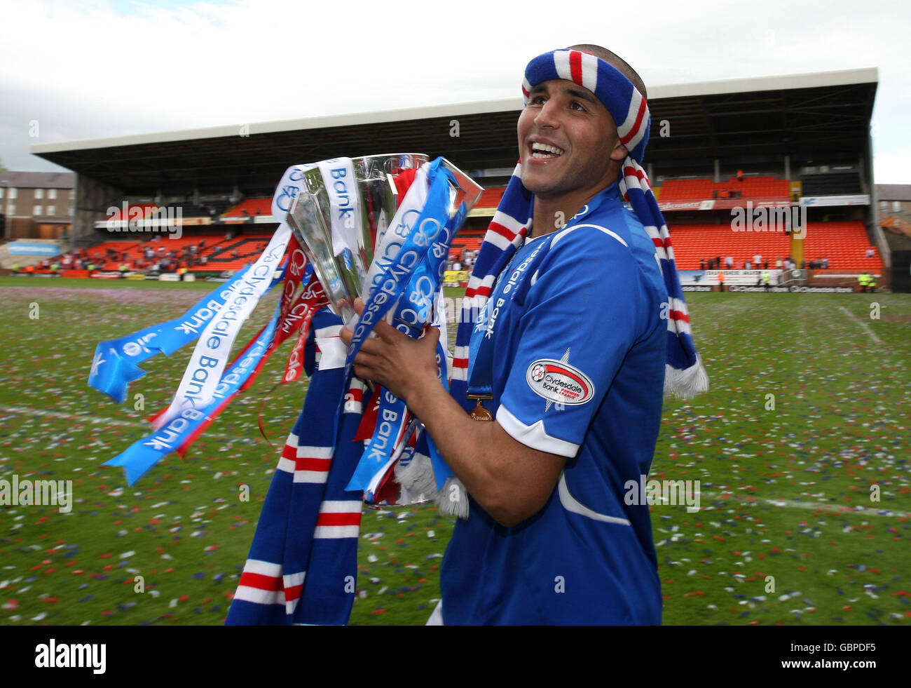 Madjid Bougherra des Rangers célèbre avec le trophée après le coup de sifflet final lors du match de la première ligue de la Banque de Clydesdale au parc Tannadice, à Dundee, en Écosse. Banque D'Images