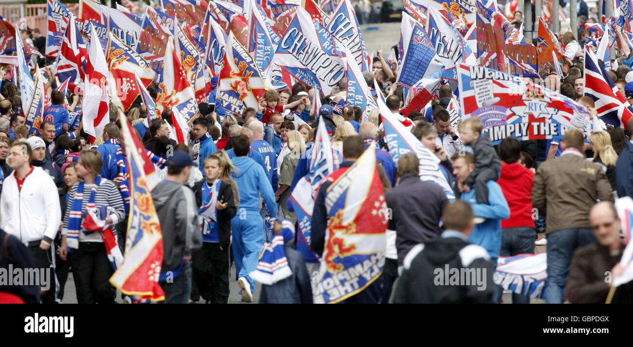 Les fans des Rangers fêtent leur statut de champions écossais de la Premier League, à l'extérieur du stade Ibrox de Glasgow. Banque D'Images