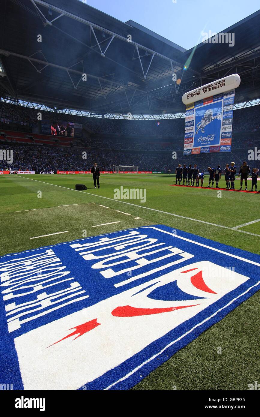 Football - Coca-Cola football League One - Play Off - final - Millwall v Scunthorpe United - Wembley Stadium. Le mur de Millwall s'alignent sur le terrain avant le lancement Banque D'Images