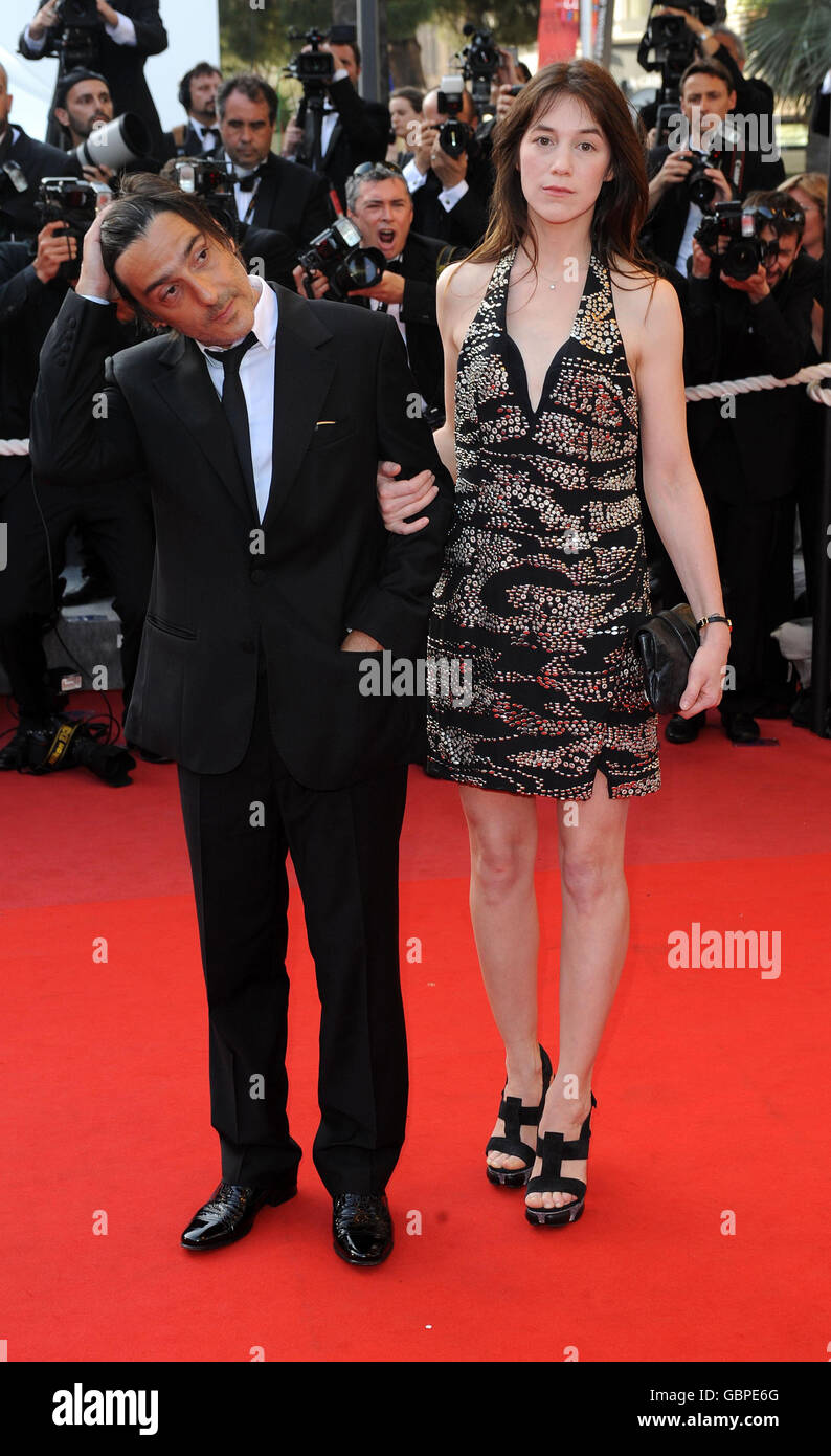 charlotte gainsbourg et son mari l acteur francais yvan attal arrivent pour la premiere du nouveau film coco chanel et igor stravinsky lors du festival de cannes au palais de festival de cannes