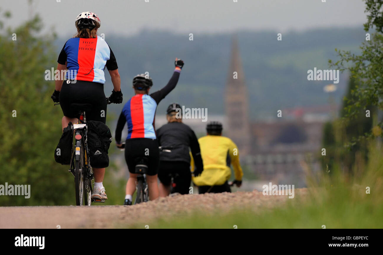 Le groupe de frères cyclistes qui collectent des fonds pour aider les héros entrent à Lisieux le quatrième jour de leur parcours de 350 miles à travers la France de Cherbourg à Paris, qui prend en charge certains des plus importants sites de bataille de la Seconde Guerre mondiale en une année qui marque le 65e anniversaire du débarquement. Banque D'Images