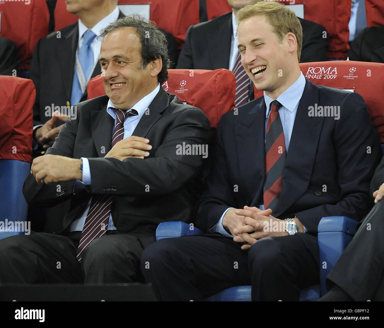 Le président de l'Association du football Prince William (à droite) partage une blague avec le président de l'UEFA Michel Platini (à gauche) dans les tribunes. Banque D'Images