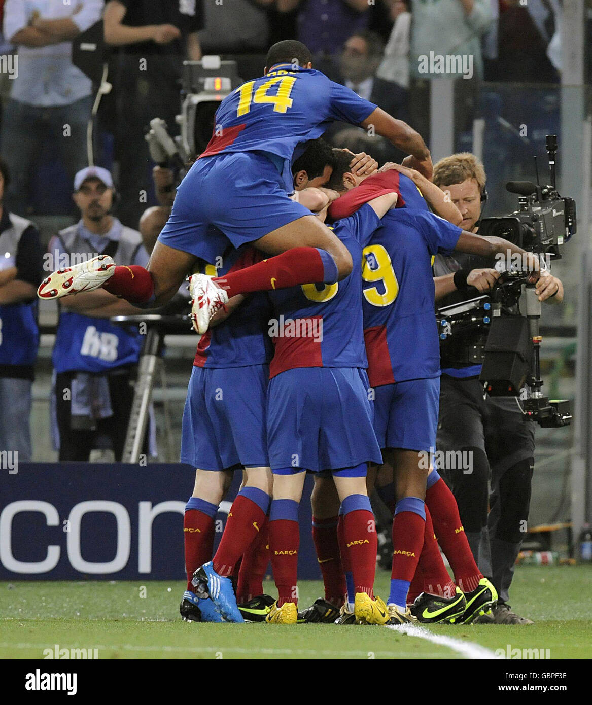 Thierry Henry de Barcelone (à gauche) saute sur le dos de ses coéquipiers alors qu'ils célèbrent après que leur coéquipier Samuel ETO'o ait marqué lors de la finale de la Ligue des champions de l'UEFA au stade olympique de Rome. Banque D'Images