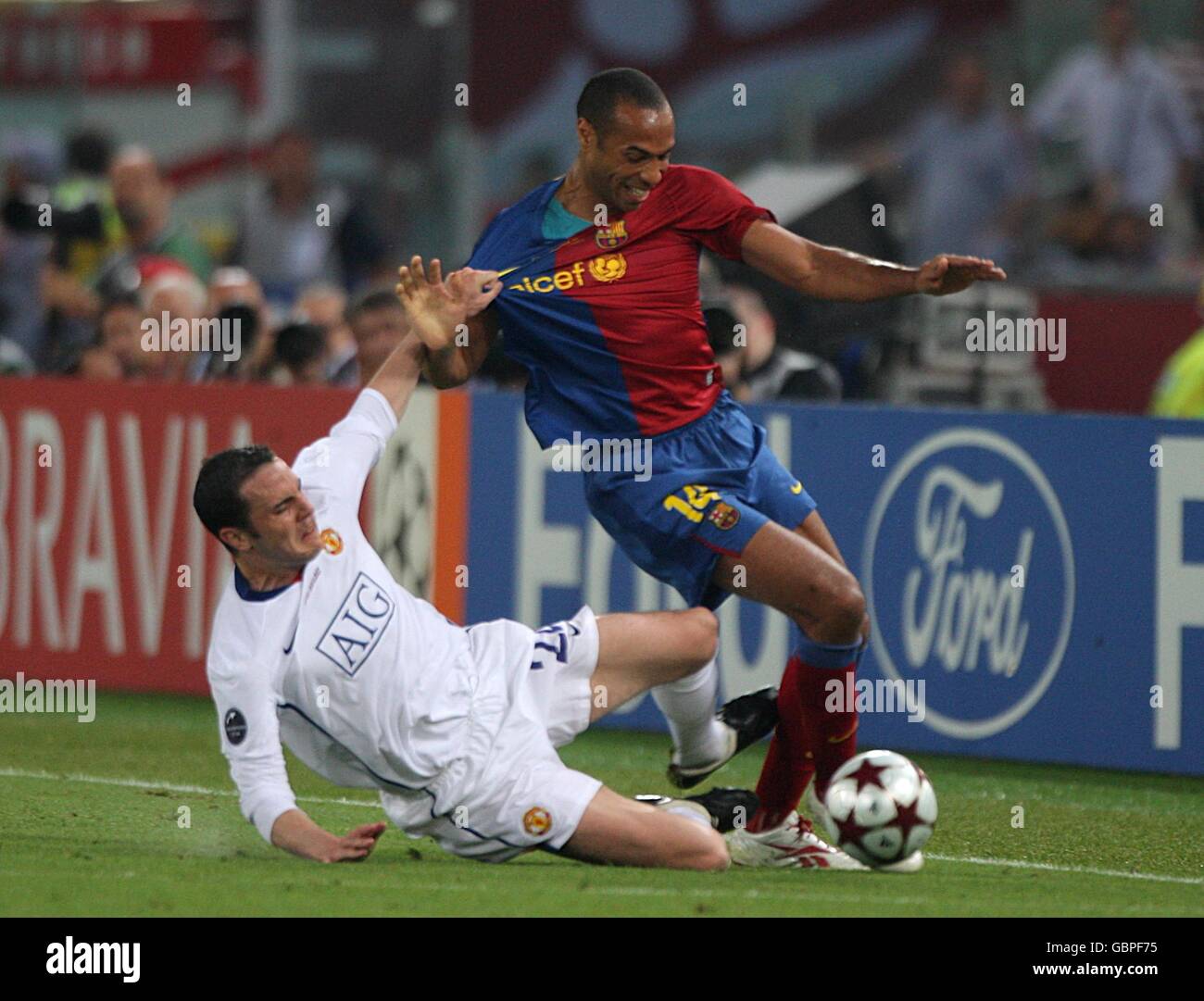 Thierry Henry de Barcelone (à droite) et John O'Shea de Manchester United pour le ballon Banque D'Images