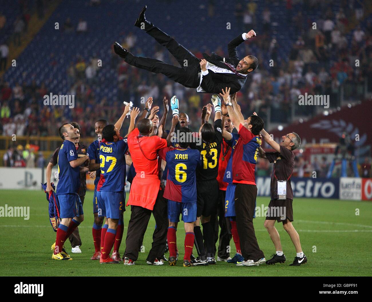 L'entraîneur de Barcelone Josep Guardiola est jeté dans les airs Son équipe après avoir remporté le trophée de la Ligue des champions de l'UEFA Banque D'Images