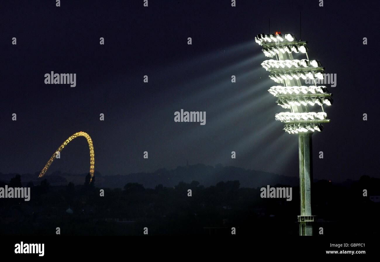 Projecteurs du nouveau Seigneur.Le nouvel éclairage permanent au terrain de cricket de Lord's, Londres, avec l'arche du Wembley Stadium en arrière-plan. Banque D'Images