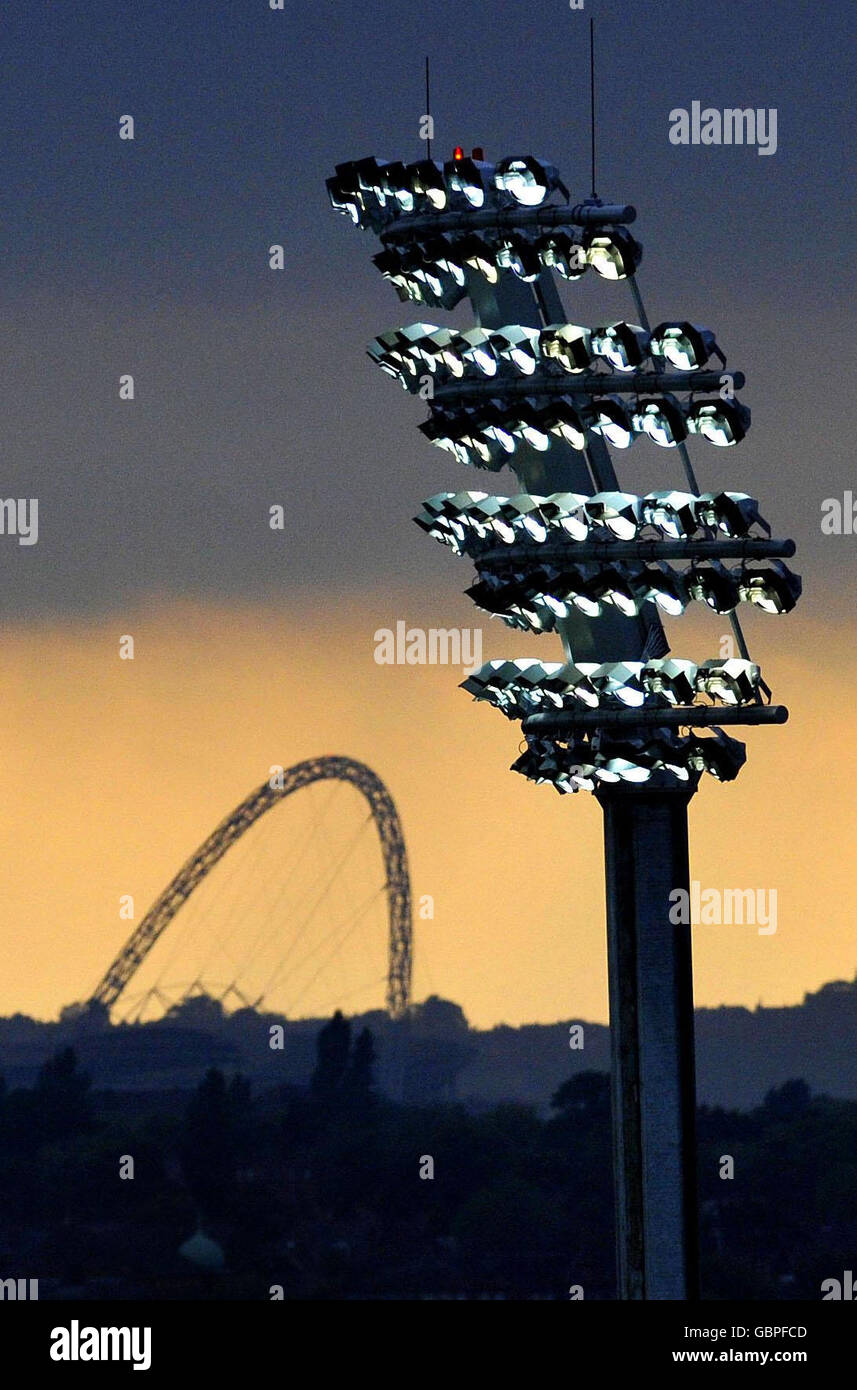 Le nouvel éclairage permanent au terrain de cricket de Lord's, Londres, avec l'arche du Wembley Stadium en arrière-plan. Banque D'Images