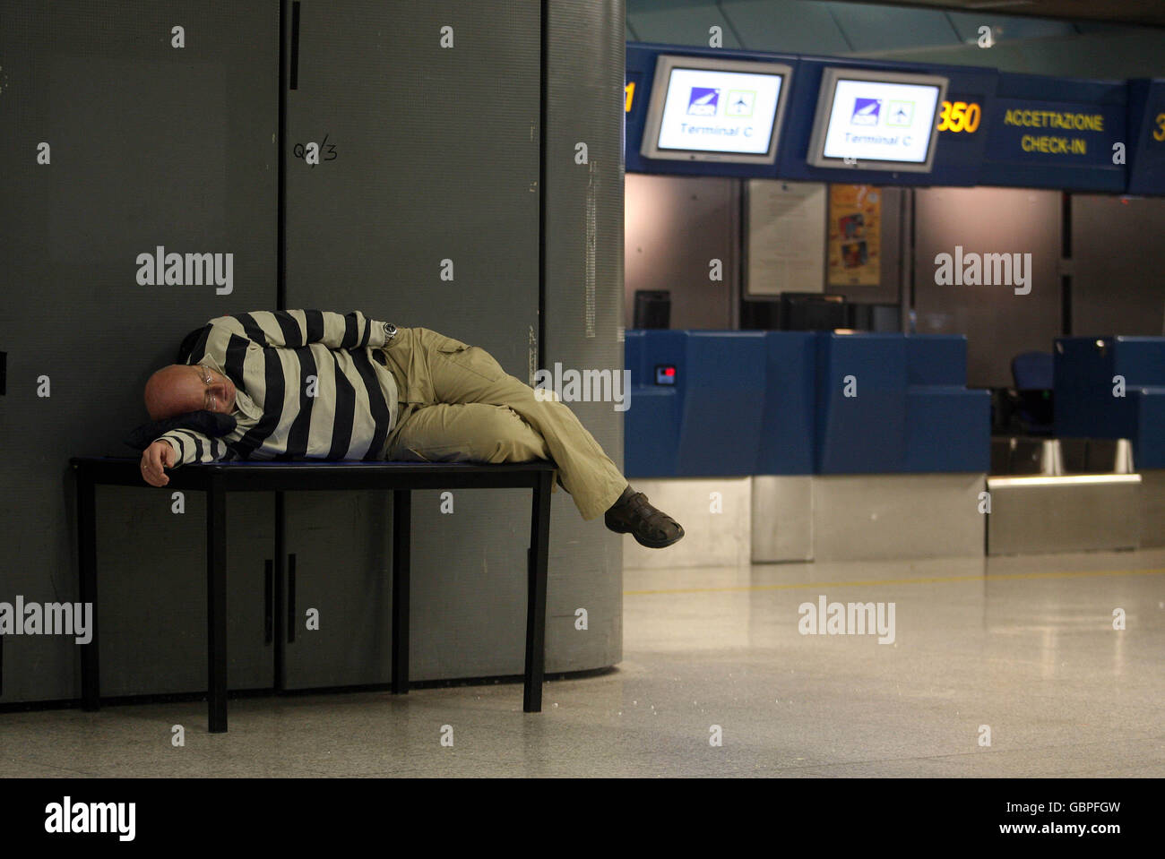Les fans de Manchester United dormaient à l'aéroport de Rome Fiumicino tôt dans le matin après le match la veille Banque D'Images