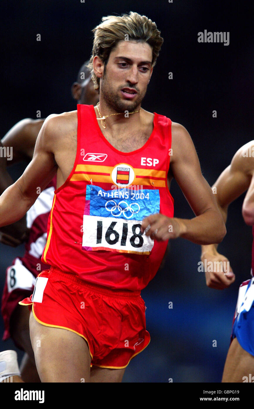 Athlétisme - Jeux Olympiques d'Athènes 2004 - 800m masculin - première ronde - chaleur sept. Antonio Manuel Reina en action Banque D'Images