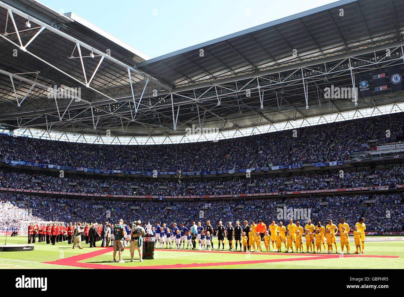 Football - FA Cup - finale - Chelsea v Everton - Wembley Stadium. Les deux équipes s'alignent avant le lancement Banque D'Images