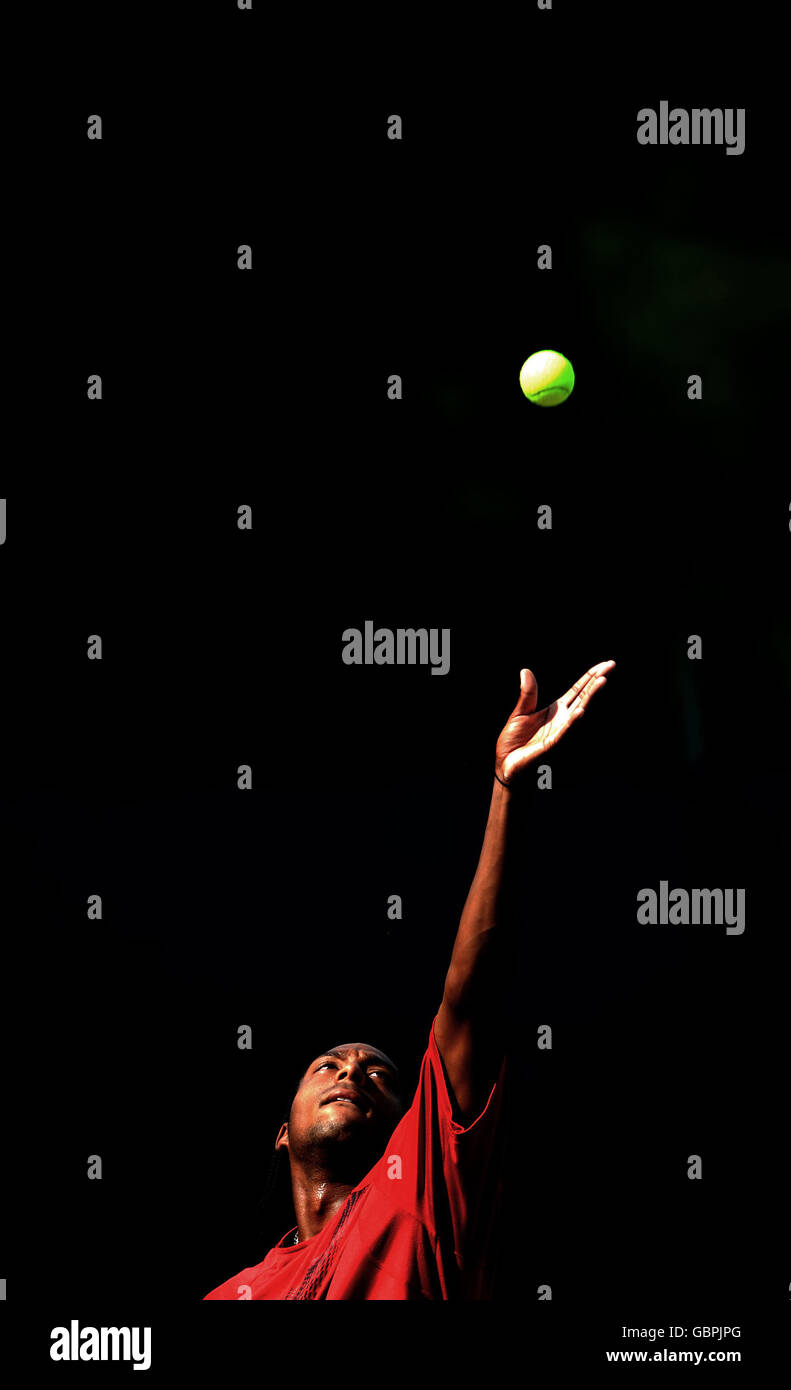 Tennis - le Trophée AEGON 2009 - troisième jour - Centre de tennis de Nottingham.Scoville Jenkins aux États-Unis sert contre Joshua Goodall en Grande-Bretagne pendant l'Open de Nottingham au centre de tennis de Nottingham, à Nottingham. Banque D'Images