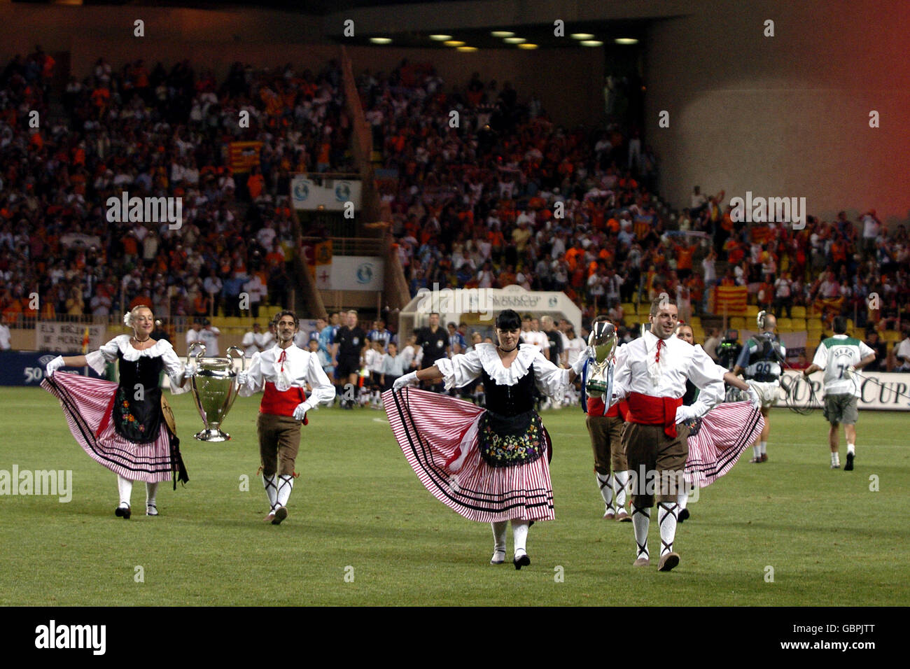 Football - UEFA Super Cup - FC Porto / Valence.Le trophée de la Ligue des champions de l'UEFA et la Super coupe sont en jeu Banque D'Images