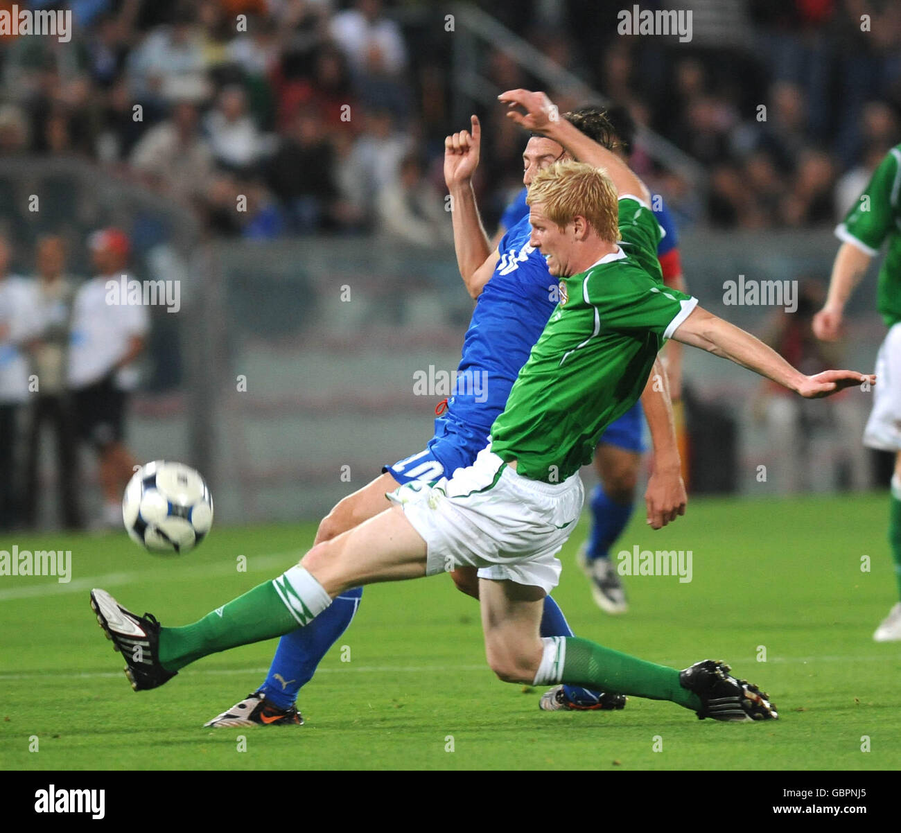 Riccardo Montolivo en Italie et Ryan McGivern en Irlande du Nord se battent pour le bal lors de l'International friendly au stade Arena Garibaldi, à Pise, en Italie. Banque D'Images