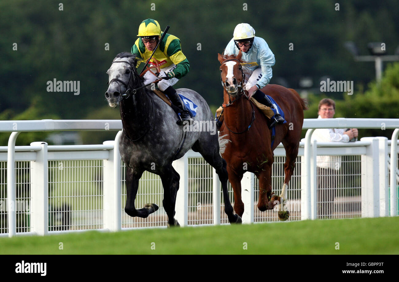 Geordieland, monté par Shane Kelly (à gauche), bat Patkai pour remporter les enjeux Blue Square Henry II lors de la soirée du Brigadier Gerard de Blue Square au champ de courses de Sandown à Esher, Surrey. Banque D'Images