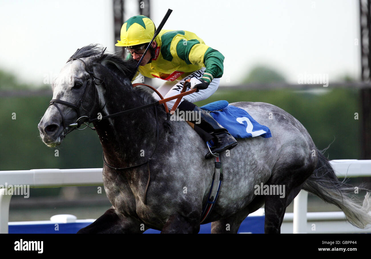 Geordieland, monté par Shane Kelly, remporte les enjeux Blue Square Henry II lors de la soirée du Brigadier Gerard de Blue Square au champ de courses de Sandown à Esher, Surrey. Banque D'Images