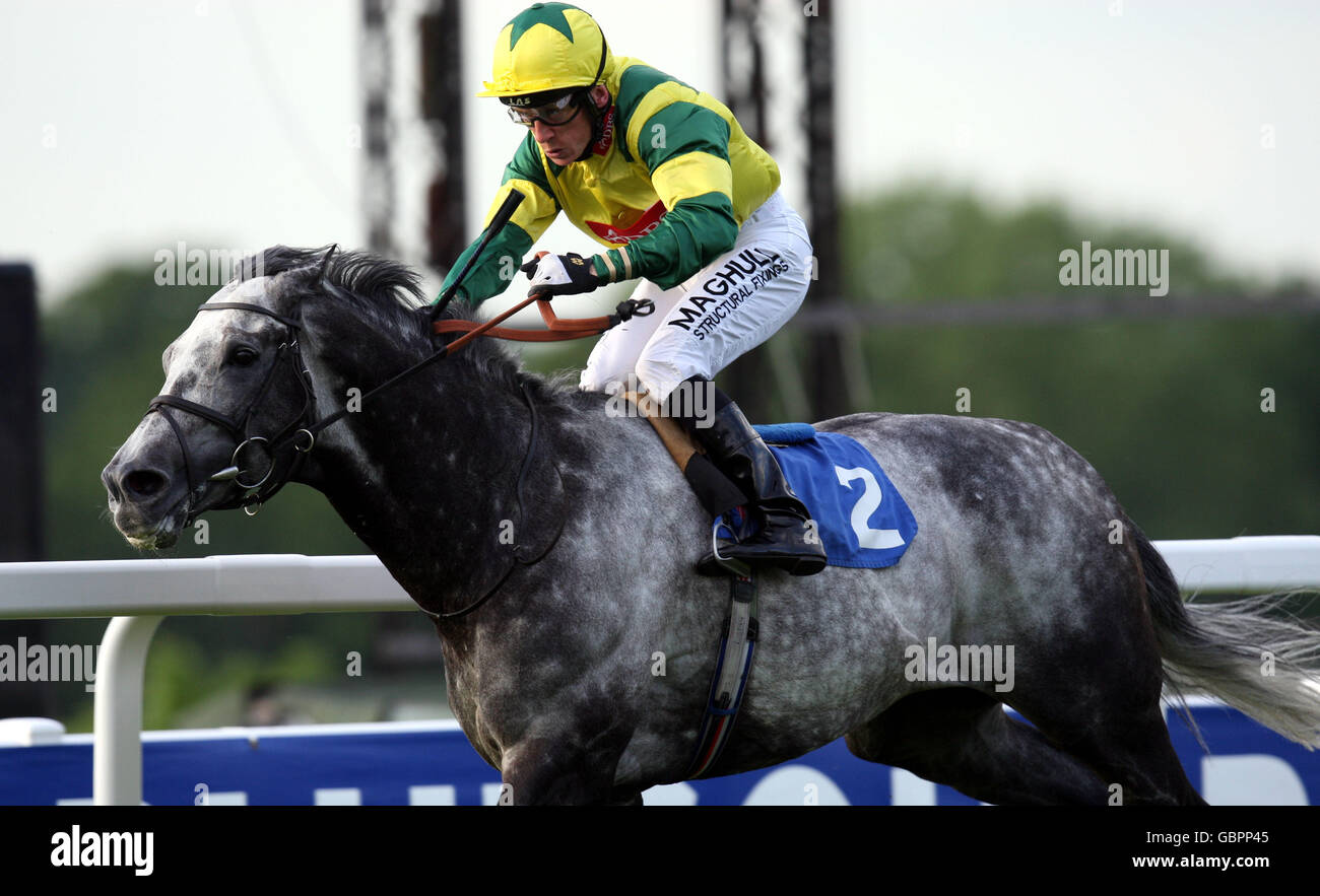 Geordieland, monté par Shane Kelly, remporte les enjeux Blue Square Henry II lors de la soirée du Brigadier Gerard de Blue Square au champ de courses de Sandown à Esher, Surrey. Banque D'Images
