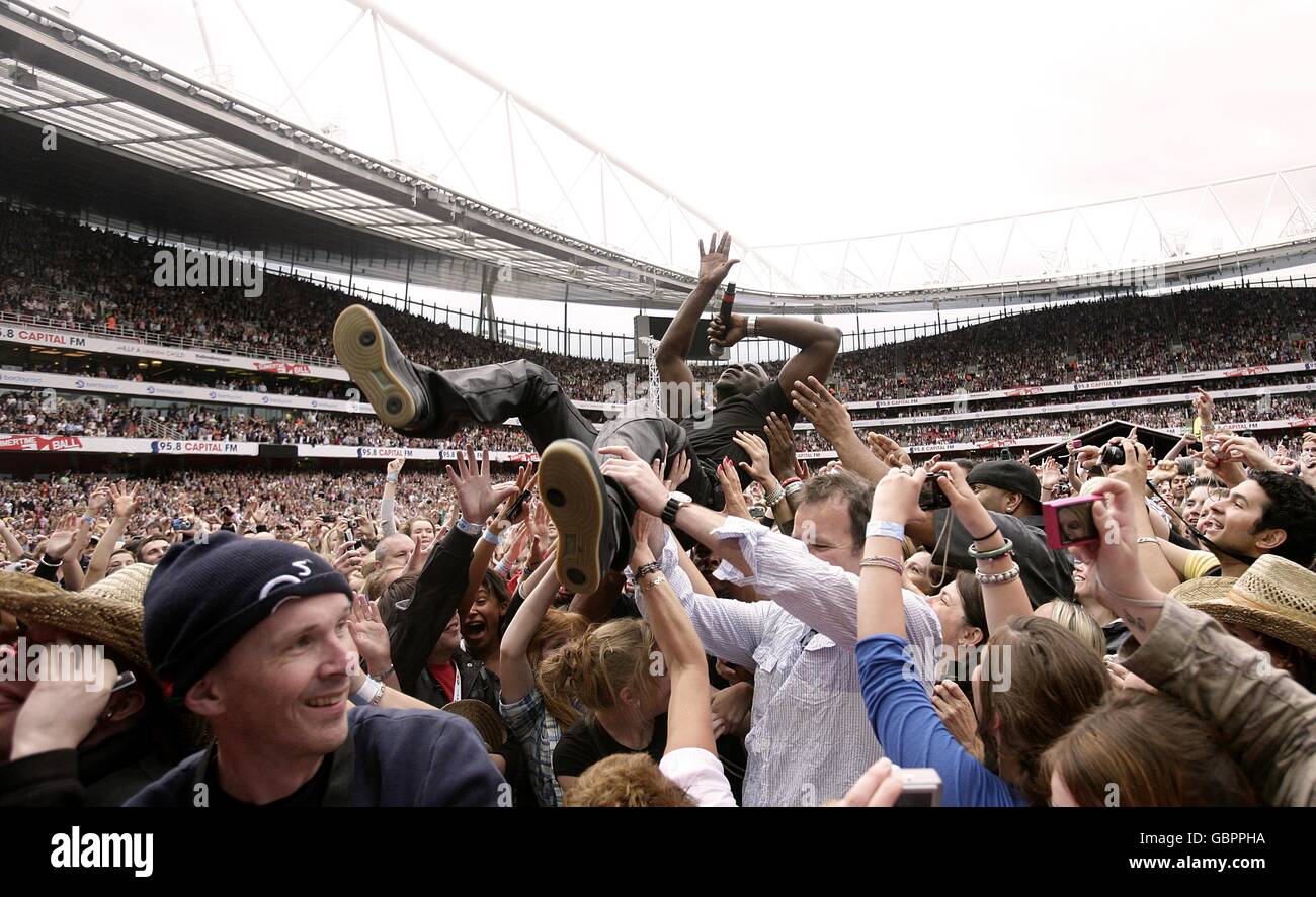 La foule d'Akon surfe pendant le Capital 95.8 Summertime ball avec Barclaycard au stade Emirates. Banque D'Images