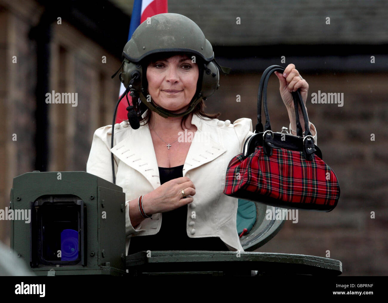 Lorraine Kelly, dans un char, lance la Journée des forces armées à la caserne de Redford, à Édimbourg. Banque D'Images