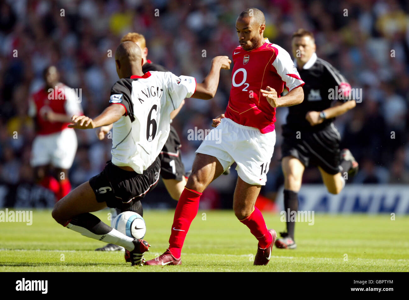 Soccer - FA Barclays Premiership - Fulham / Arsenal.Zat Knight de Fulham et Thierry Henry d'Arsenal se battent pour le ballon Banque D'Images