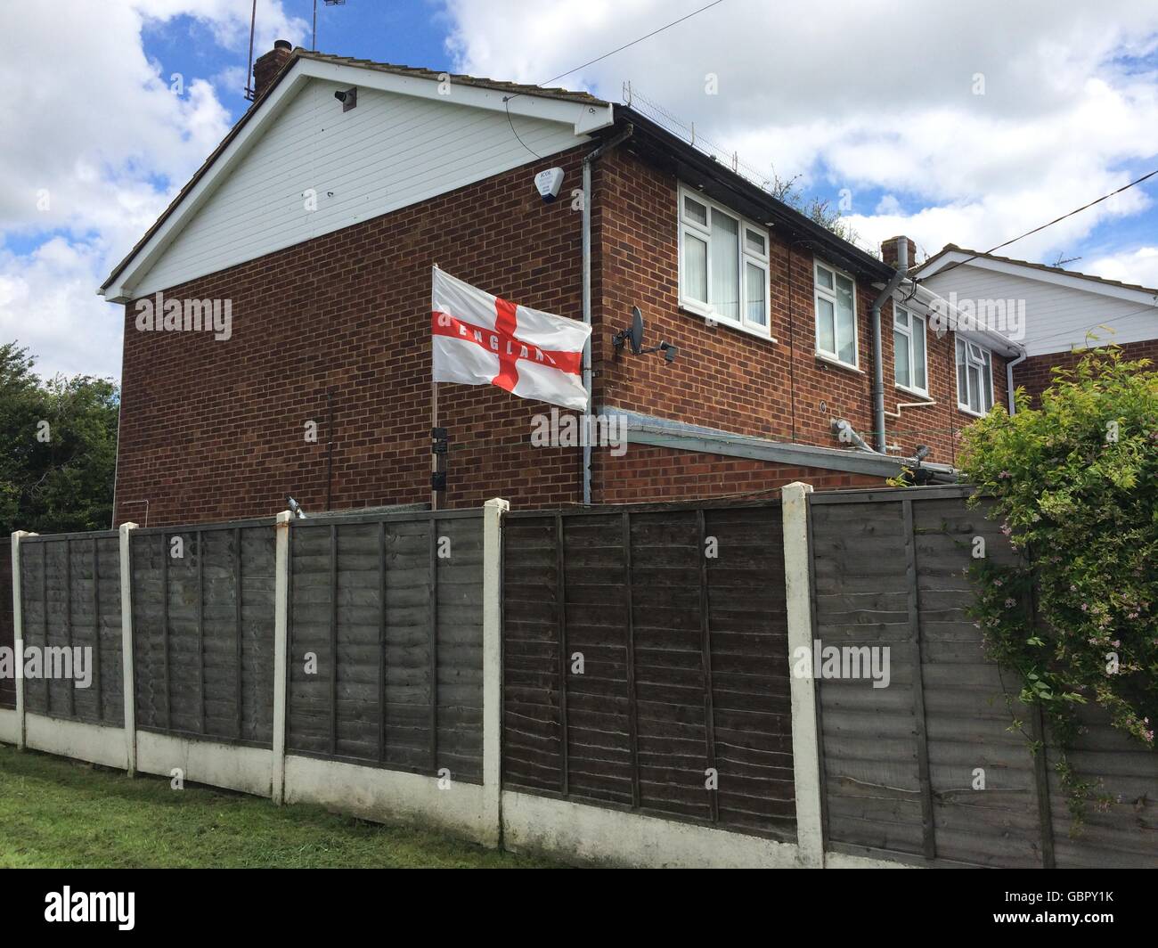 L'Essex, Royaume-Uni. 5 juillet, 2016. Un drapeau anglais, avec le rouge de la croix de Saint-Georges sur fond blanc, les vagues d'une chambre à Southend, Castle Point, en pays d'Essex, Royaume-Uni, le 5 juillet 2016. Photo : Teresa Peda/dpa/Alamy Live News Banque D'Images