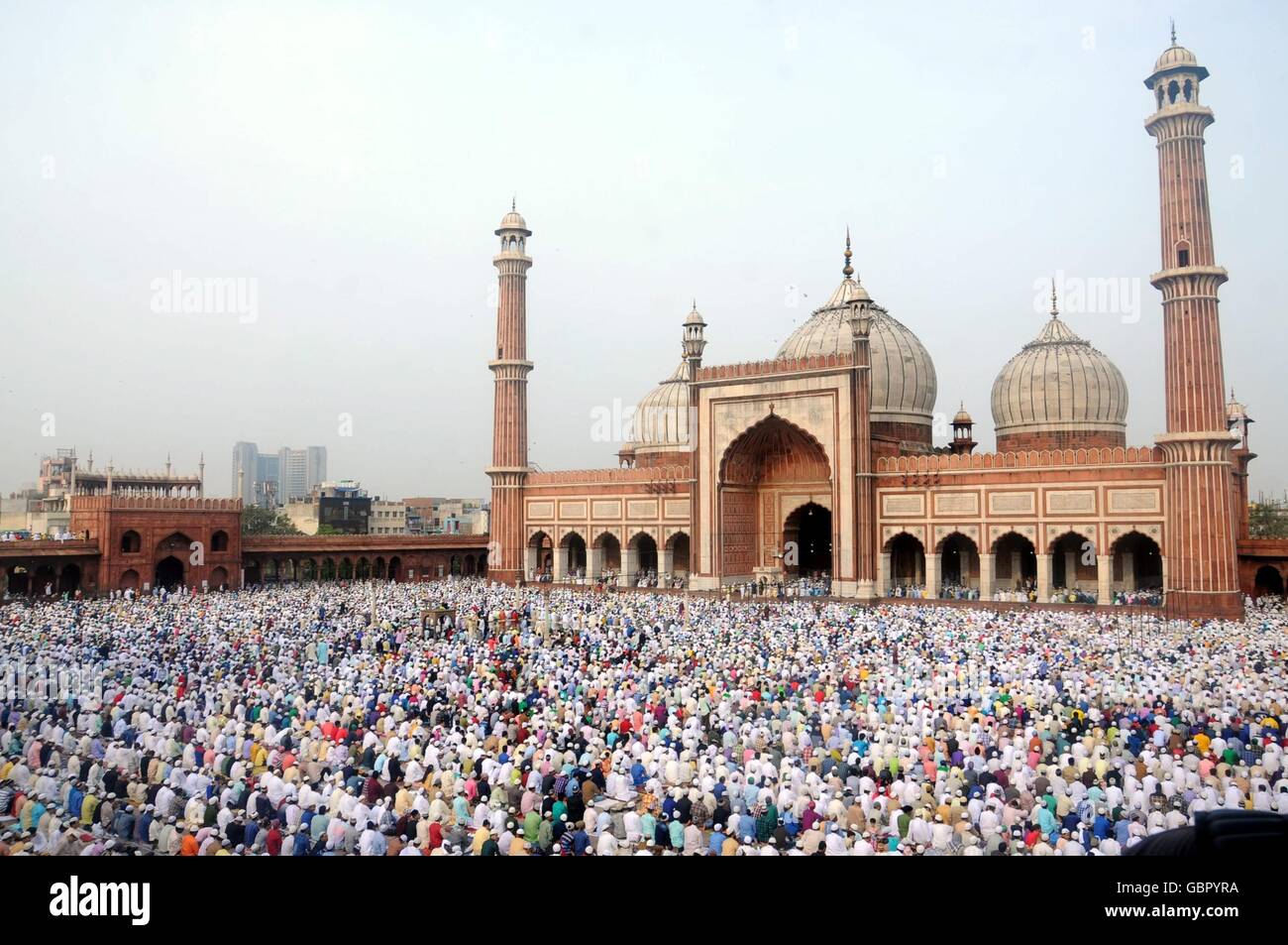 New Delhi, Inde. 7 juillet, 2016. Les musulmans prient à l'historical Jama Masjid dans la vieille ville de New Delhi, Inde, le 7 juillet 2016. Les musulmans dans la plupart des régions de l'Inde a commencé à célébrer l'Aïd al-Fitr jeudi, qui marque la fin de l'Organisation islamique mois saint du Ramadan. Credit : Stringer/Xinhua/Alamy Live News Banque D'Images