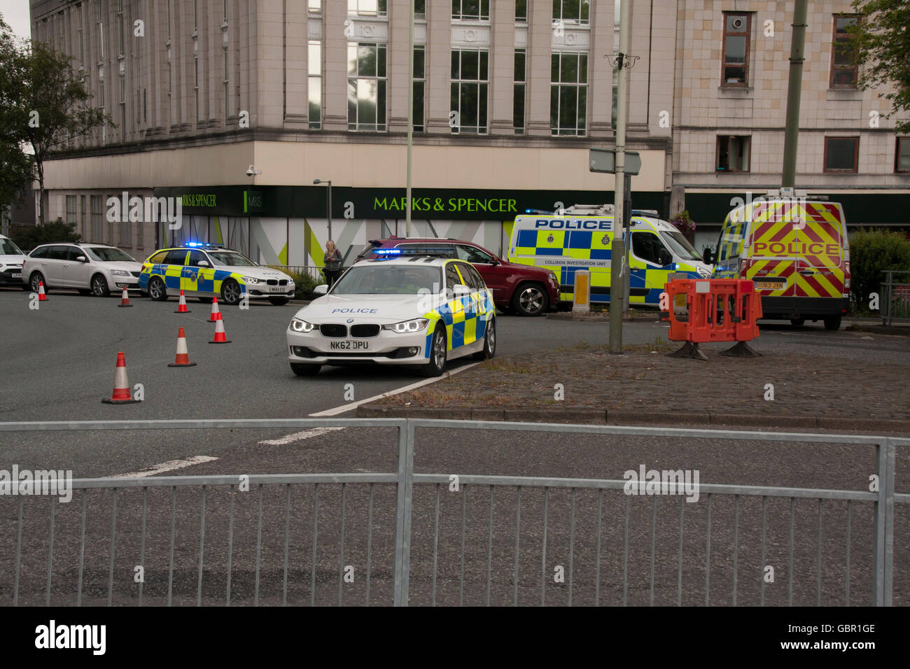 Darlington,UK.7 juillet,2016. Cordon de police au large de Northgate et les piétons de la circulation tout en continu de renseignements dans un accident mortel à la Halifax Bank. @David Dixon /Alamy live news Banque D'Images