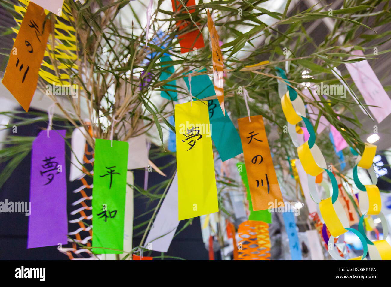 Chiba, Japon. 7 juillet, 2016. De nombreuses bandes de papier coloré (Tanzaku) accrocher sur les tiges de bambou à l'Aéroport International de Narita, le 7 juillet 2016, Chiba, Japon. La célébration annuelle de Tanabata a eu lieu depuis l'ère Edo et commémore la légende des deux amants séparés par la Voie lactée qui seulement se réunissent une fois par an, le septième jour du septième mois. © Rodrigo Reyes Marin/AFLO/Alamy Live News Banque D'Images