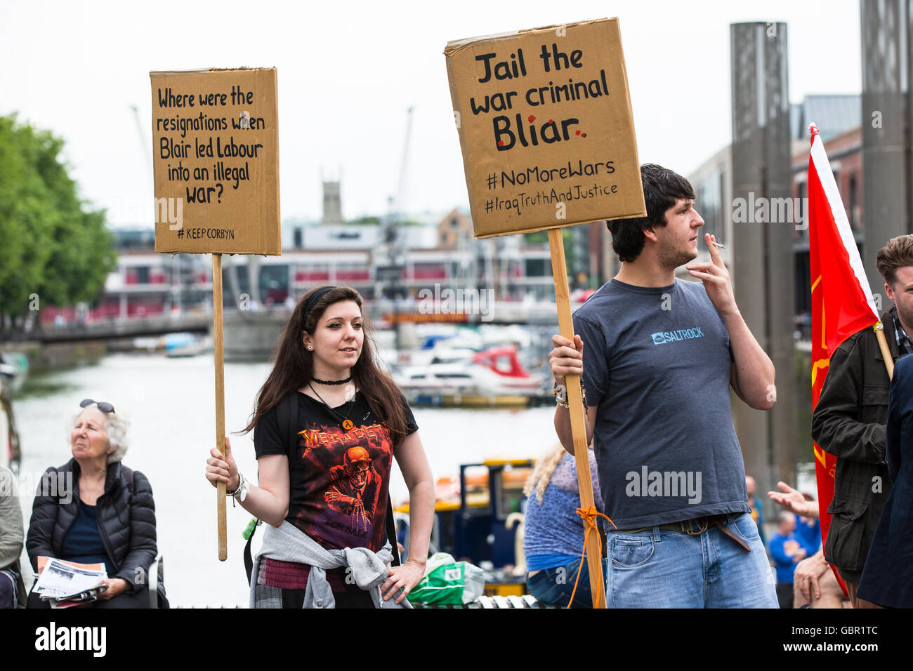 Bristol, Royaume-Uni. 07Th Juillet, 2016. Les manifestants se sont réunis à Bristol en réponse à l'Chilcot rapport sur la guerre en Irak de 2003. Env. 150 personnes se sont rassemblées à l'appelant à fontaines Tony Blair pour être tenus d'en rendre compte et pour les 'plus de guerres". Bristol, Royaume-Uni. 7 juillet 2016. © Redorbital Photography/Alamy Live News Crédit : Redorbital Photography/Alamy Live News Banque D'Images