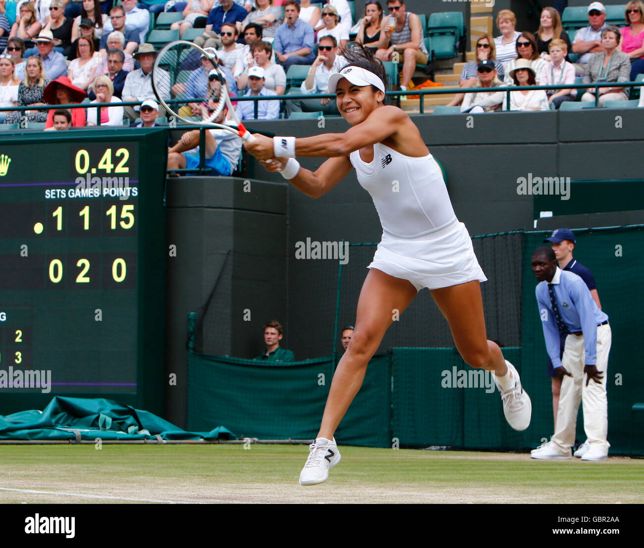 London, UK 07th Juillet, 2016 All England Lawn Tennis et croquet Club, Londres, Angleterre. Tennis de Wimbledon le jour 11. Double mixte troisième match entre Leander Paes (IND) et Martina Hingis (SUI) et Henri Kontinen (FIN) et Heather Watson (GBR). Watson retourne servir. Credit : Action Plus Sport Images/Alamy Live News Banque D'Images